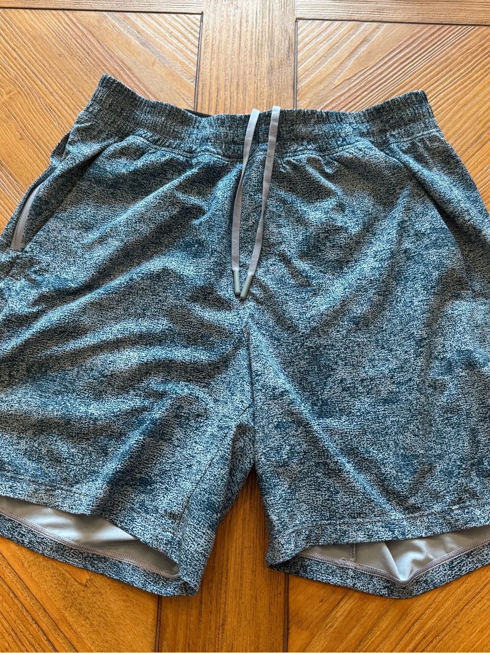 LULULEMON PACE BREAKER LINERLESS 7” SHORTS
